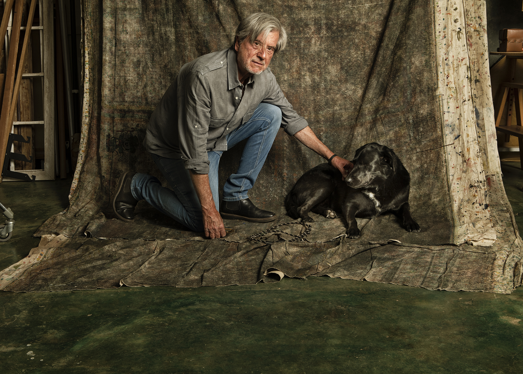 Foto do artista Marcio Scavone com a cadela Laika Floresta